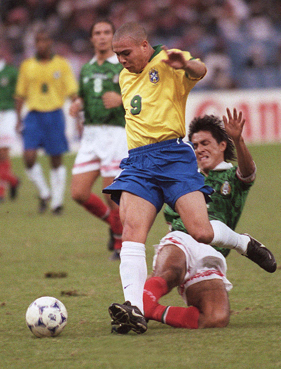 Der Brasilianer Ronaldo am 16. Dezember 1997 gegen Mexico's team captain Claudio Suarez / AFP FILES / RABIH MOGHRABI