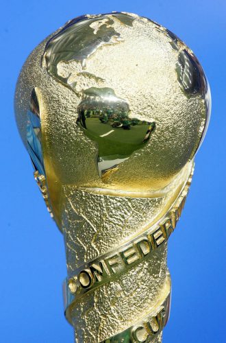 Der Confed Cup Pokal (AFP PHOTO MARCUS BRANDT)