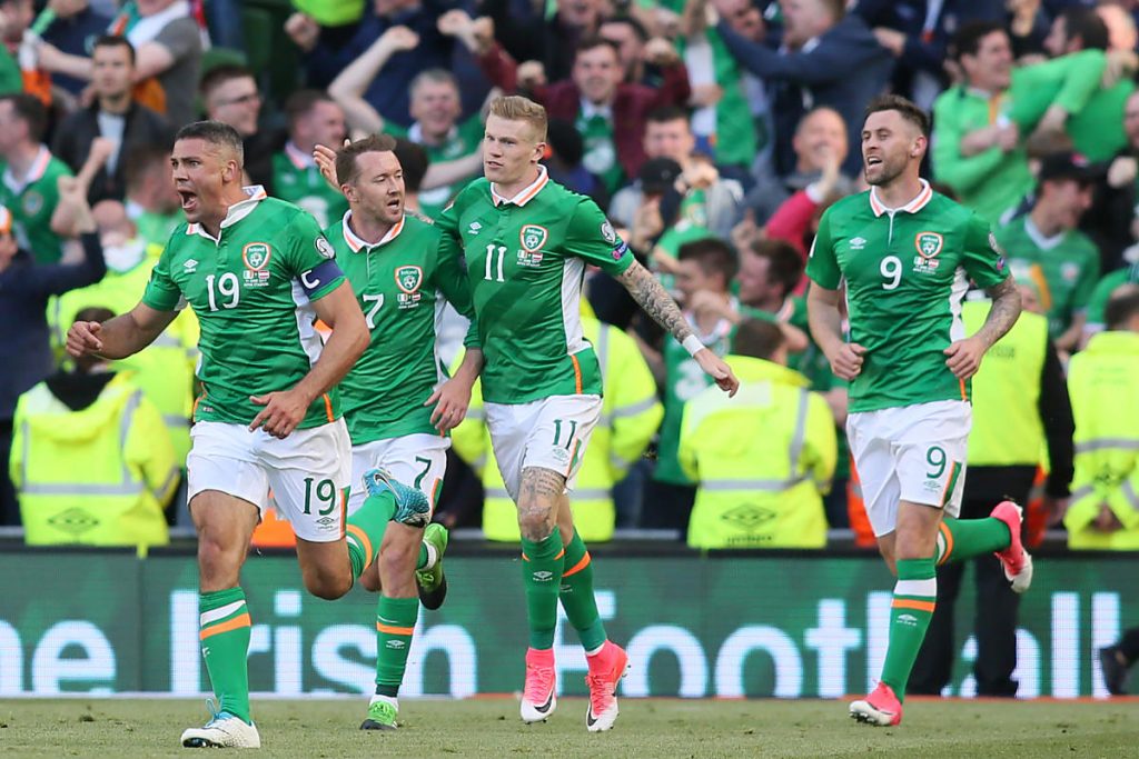 Irlands Stürmer Jonathan Walters (L) feiert sein Tor gegen Österreich im Aviva stadium in Dublin am 11.Juni 2017.