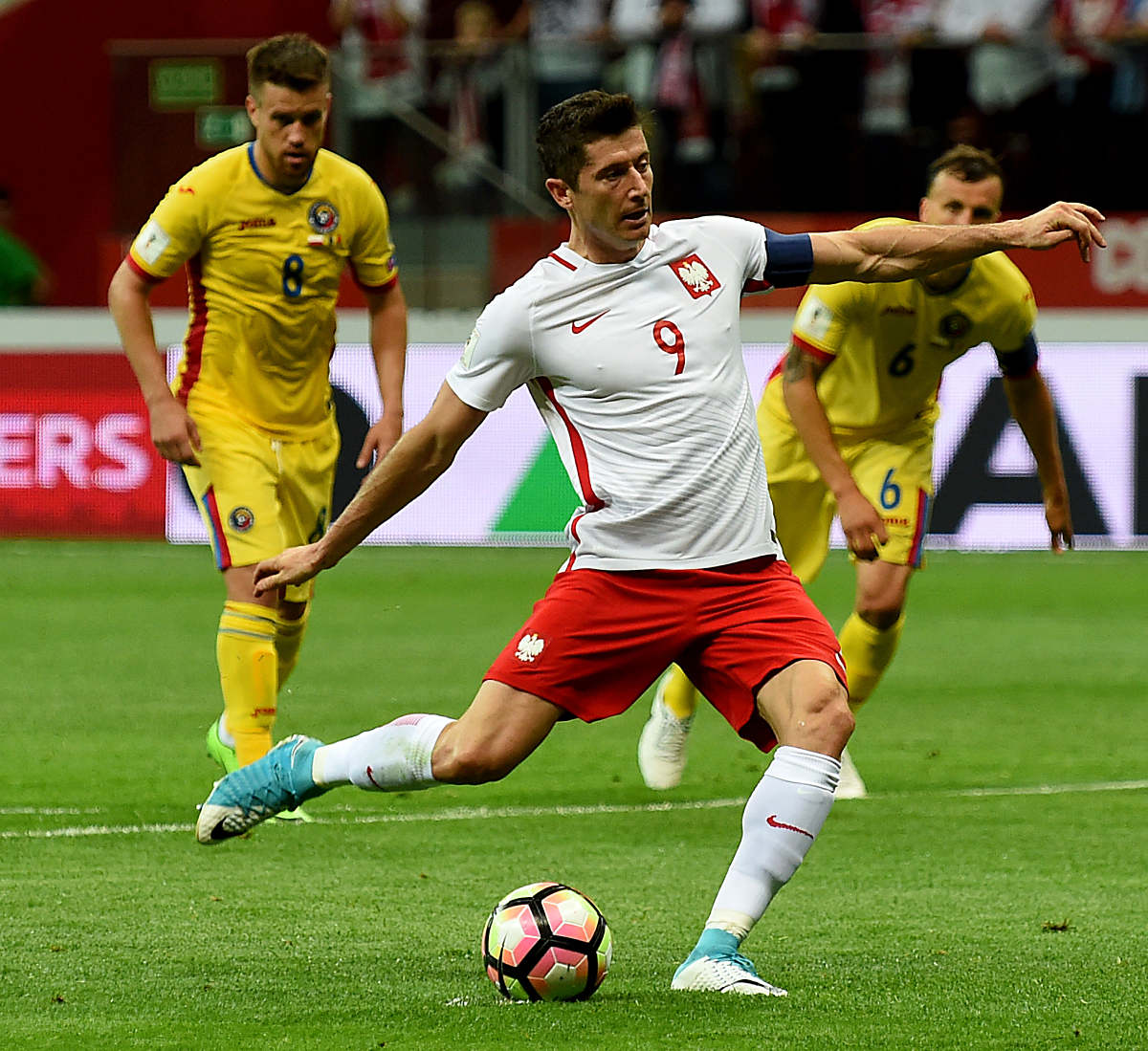 Polen's Stürmer Robert Lewandowski macht alle drei Tore gegen Rumänien in der WM 2018 Qualifikation am 10.Juni 2017. / AFP PHOTO / JANEK SKARZYNSKI