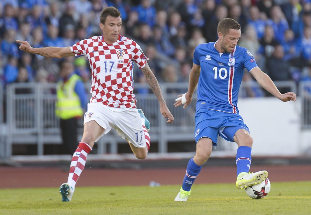 Gylfi Sigurdsson aus Island und Mario Mandzukic aus Kroatien beim FIFA World Cup 2018 Qualifikationsspiel am 11.Juni 2017 in Island. / AFP PHOTO / Haraldur Gudjonsson