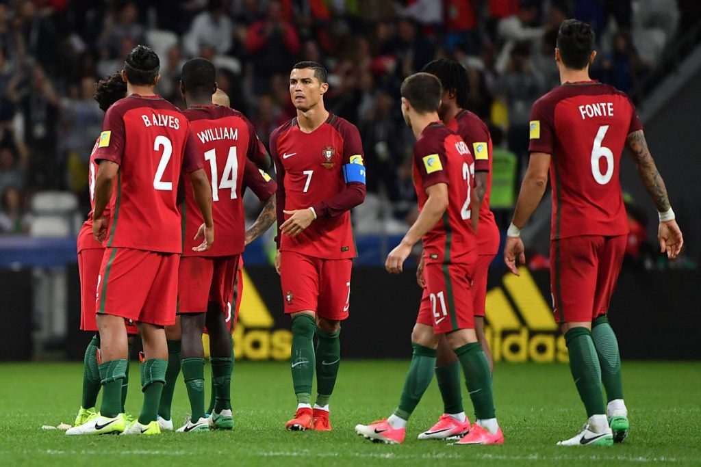 Portugal’s Stürmer Cristiano Ronaldo (C) und seine Teamkollegen enttäuscht nach dem verlorenen confed cup halbfainle gegen Chile am 28.Juni 2017. / AFP PHOTO / Yuri CORTEZ