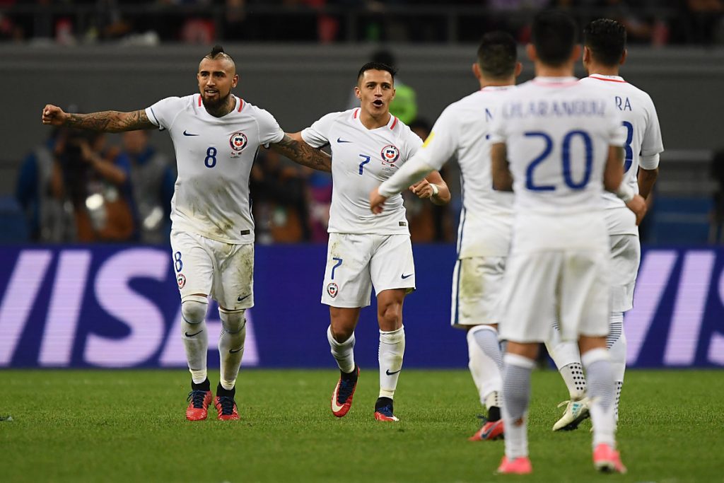 Chile's Arturo Vidal (L) und Alexis Sanchez feiern den Einzug ins Finale nach einem spannenden Elfmeterschießen gegen Portugal im Confed Cup Halbfinale! AFP PHOTO / FRANCK FIFE